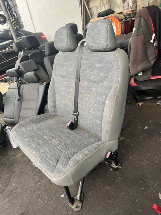 Продам сиденья перд двойку рено траф оригинал