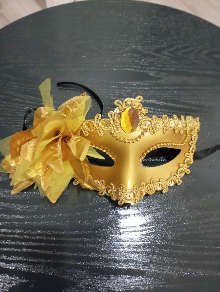 Máscara de carnaval dourada estilo Veneza nova.