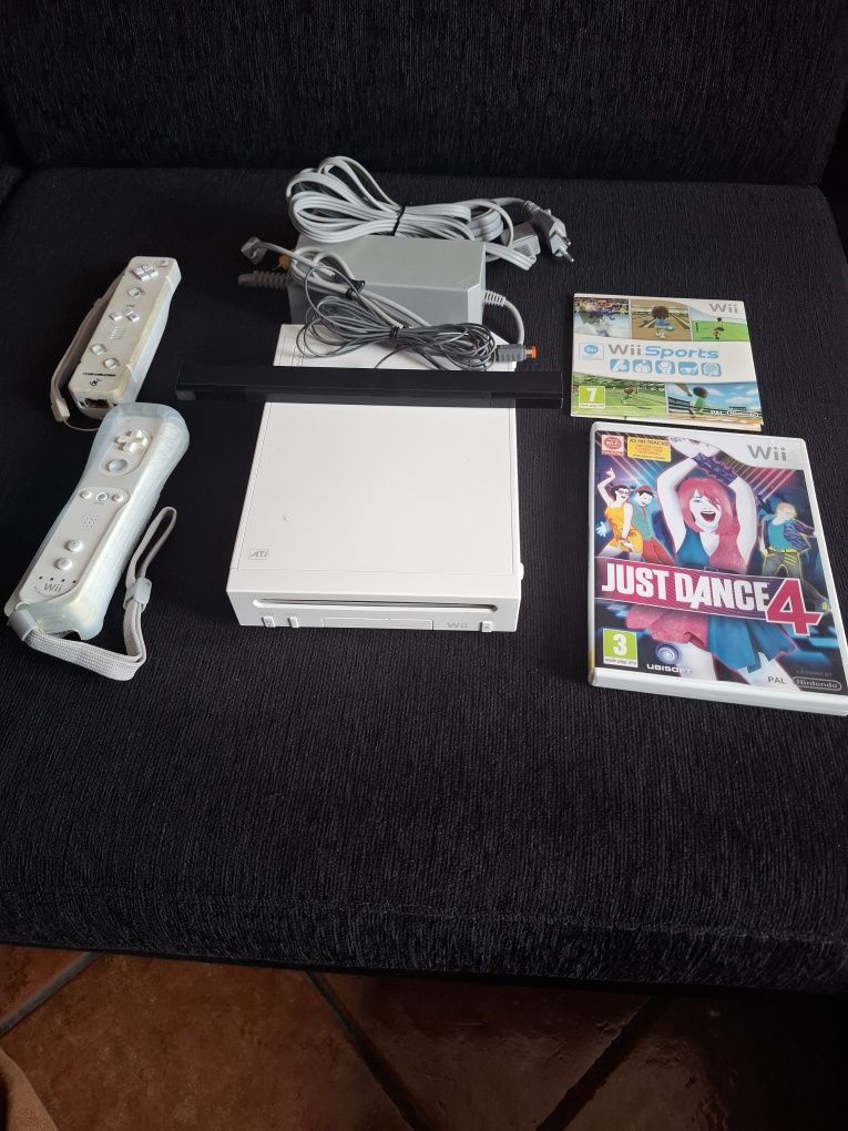 Consola de jogos Wii + 2 CDS de jogos 2 comandoscomo nova.