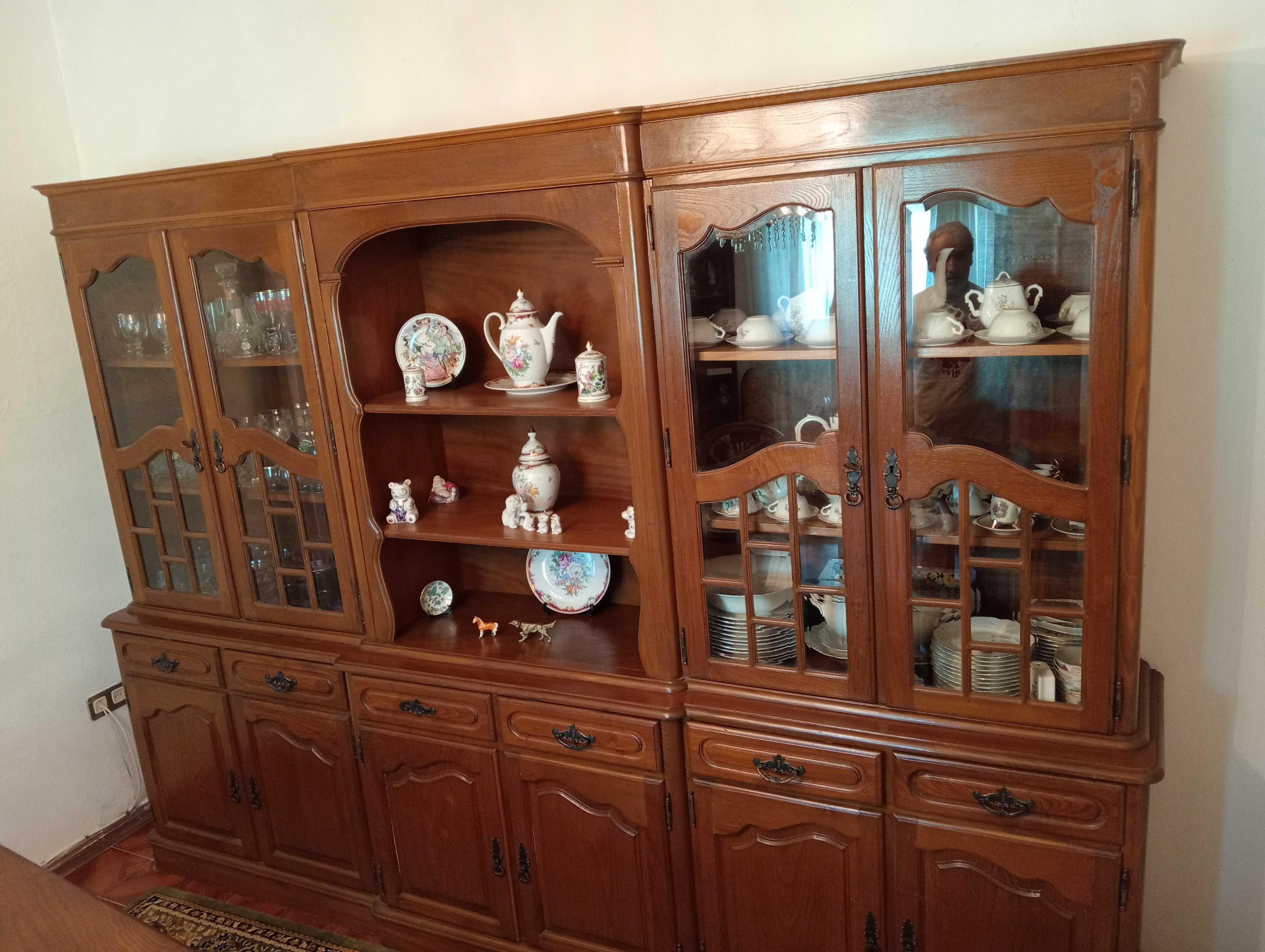 Vendo sofá móvel de sala e guarda roupa furgão a lenha