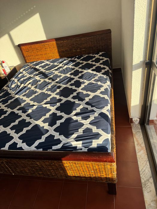 Cama de casal em ótimo estado com criado mudo e com móvel com gavetas