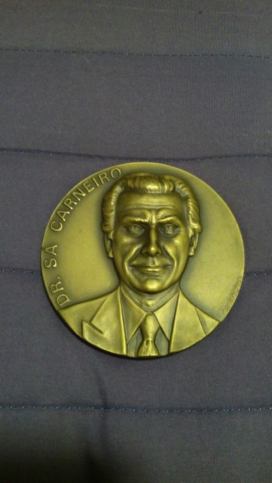 Medalha de homenágem ao Dr. Francisco Sá Carneiro