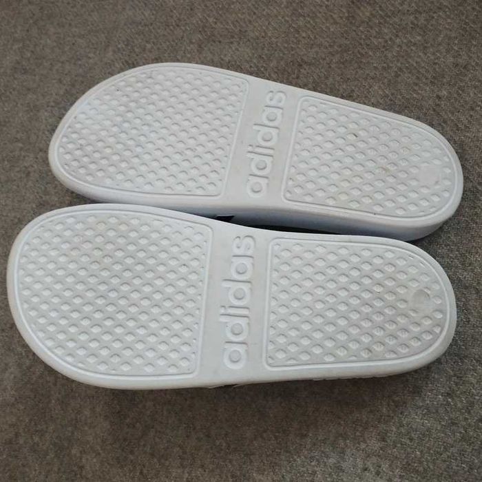Białe klapki Adidas basenowe na plaże pod prysznic piankowe gumowe
