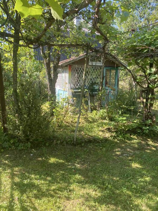 Продаж дачний будинок і прилегла земля