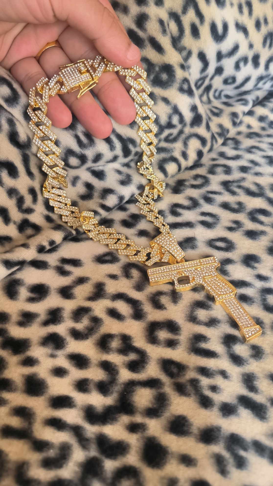 Colar Metal Dourado Com Pistola e Pedras Brilhantes