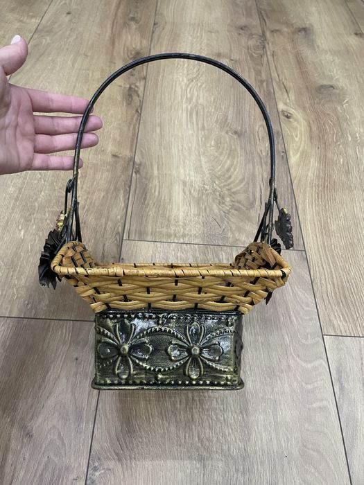 Koszyk pleciony z pielnymi dodatkami