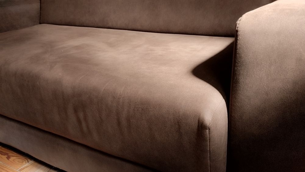 Sofá-Cama castanho de 2 lugares em camurça sintética