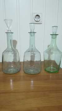 Conjunto de três garrafas de vidro antigas