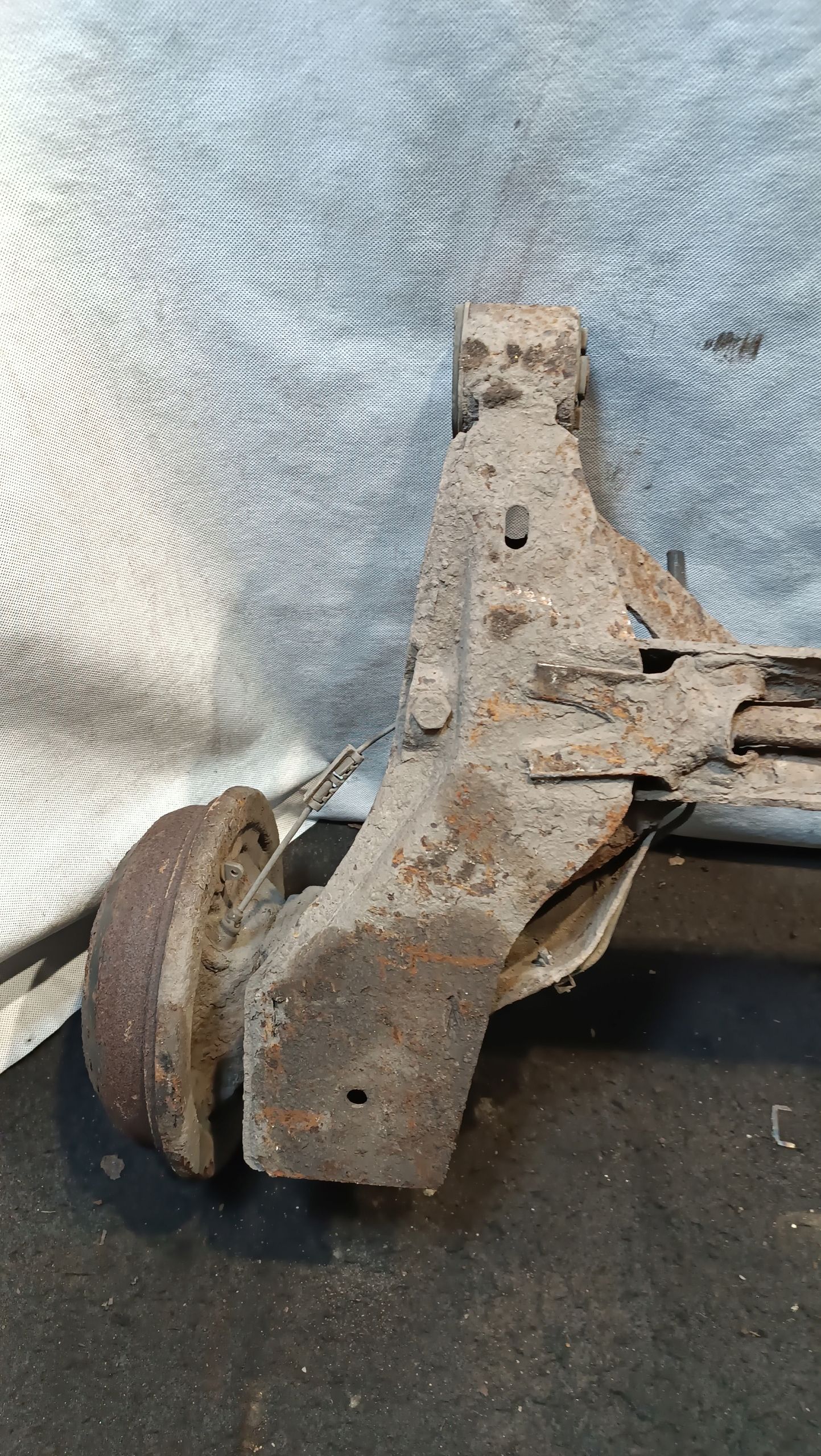 Belka Tylnego Zawieszenia Opel Corsa C 1.0B 2001r bębny
