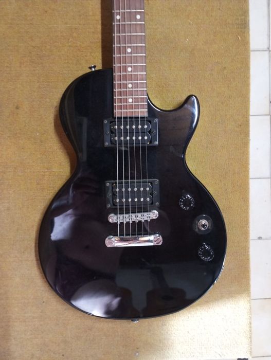 Guitarra elétrica bonita bom som