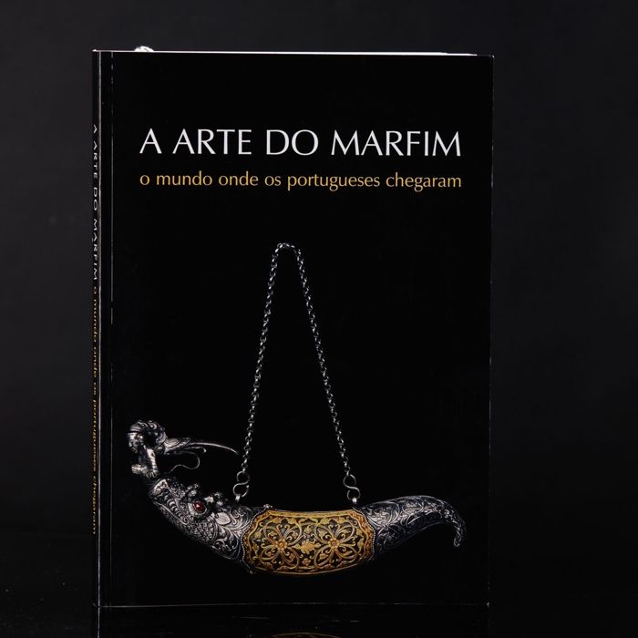 Livro antigo "Favoritos e Favoritas célebres"