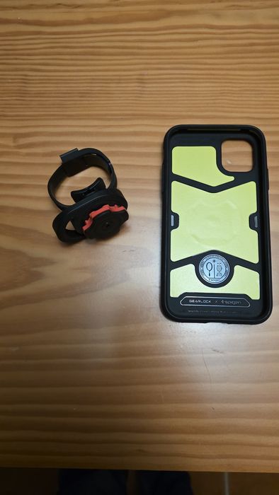 Capa Spigen com GearLock p/iPhone 11