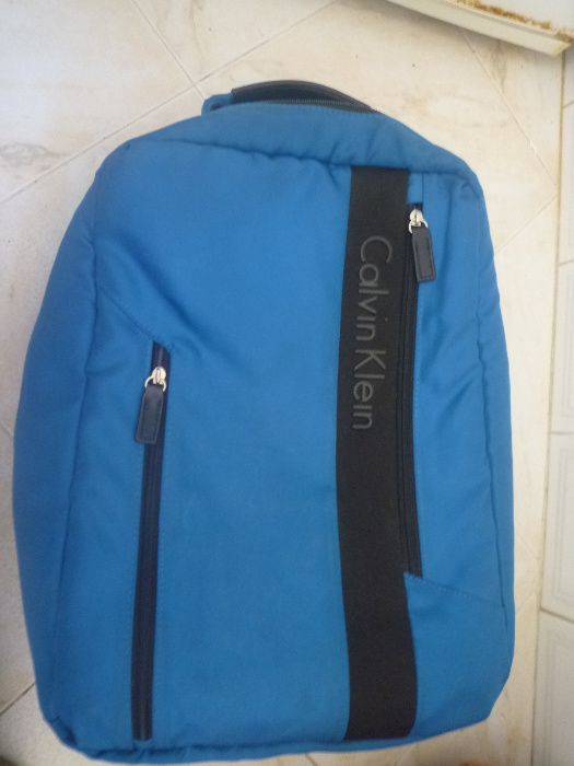 Mochila Calvin Klein grande para portátil e livros