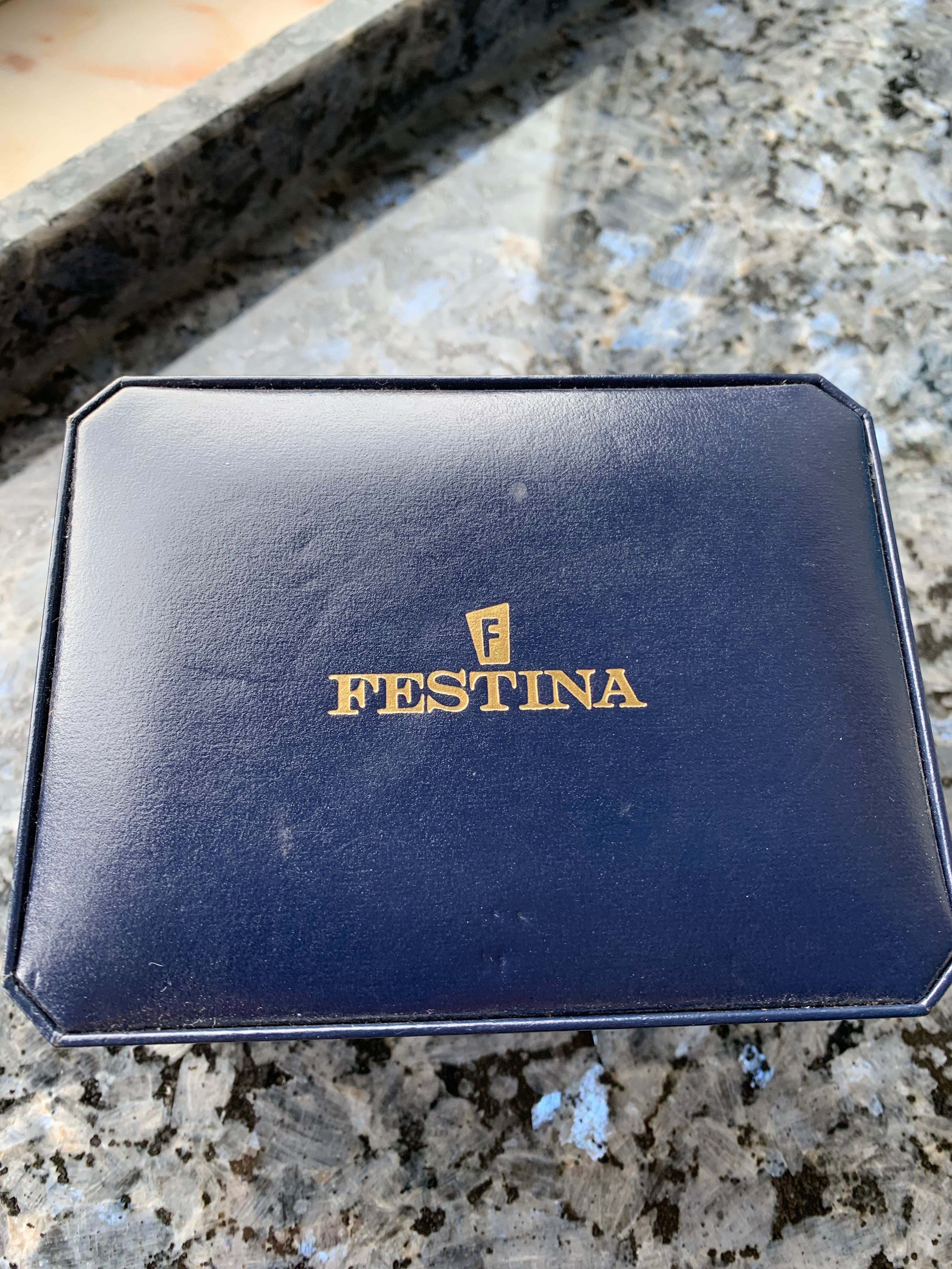 Relógio marca festina