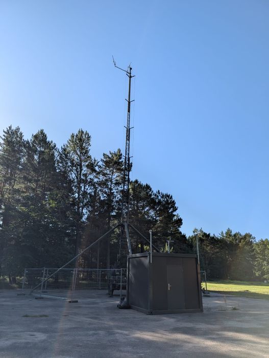 Wojskowy maszt teleinformatyczny - wieża mobilna h25m