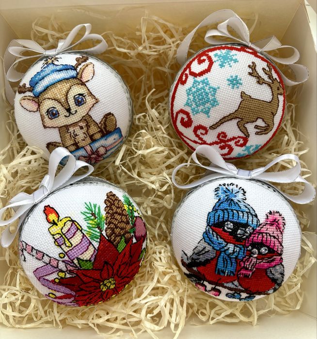 Новорічні іграшки вишиті