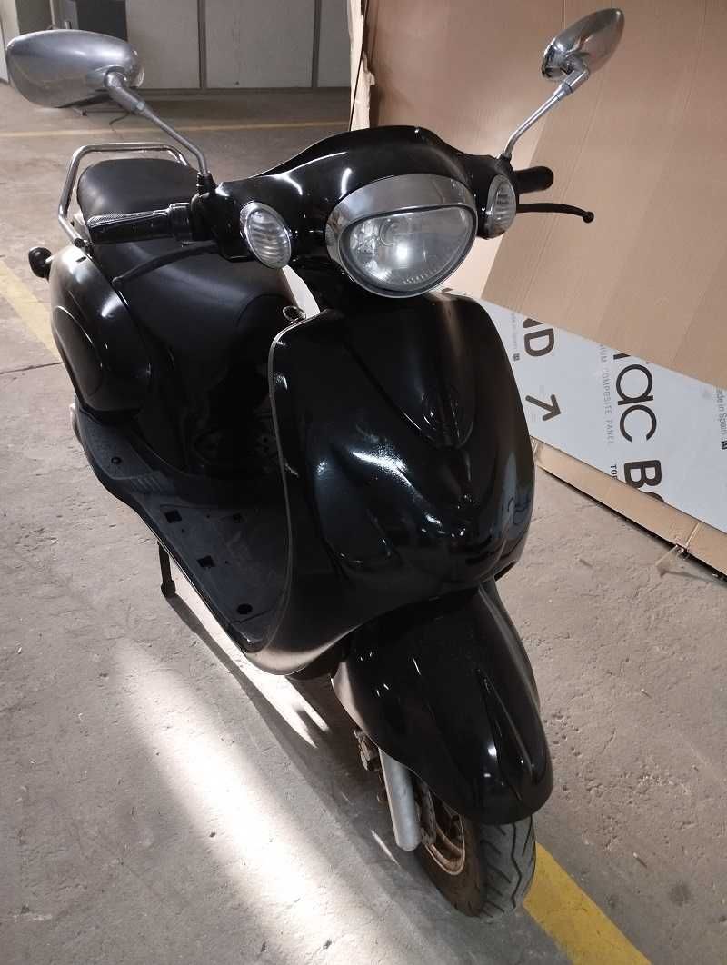 Mota scooter vespa 100% elétrica