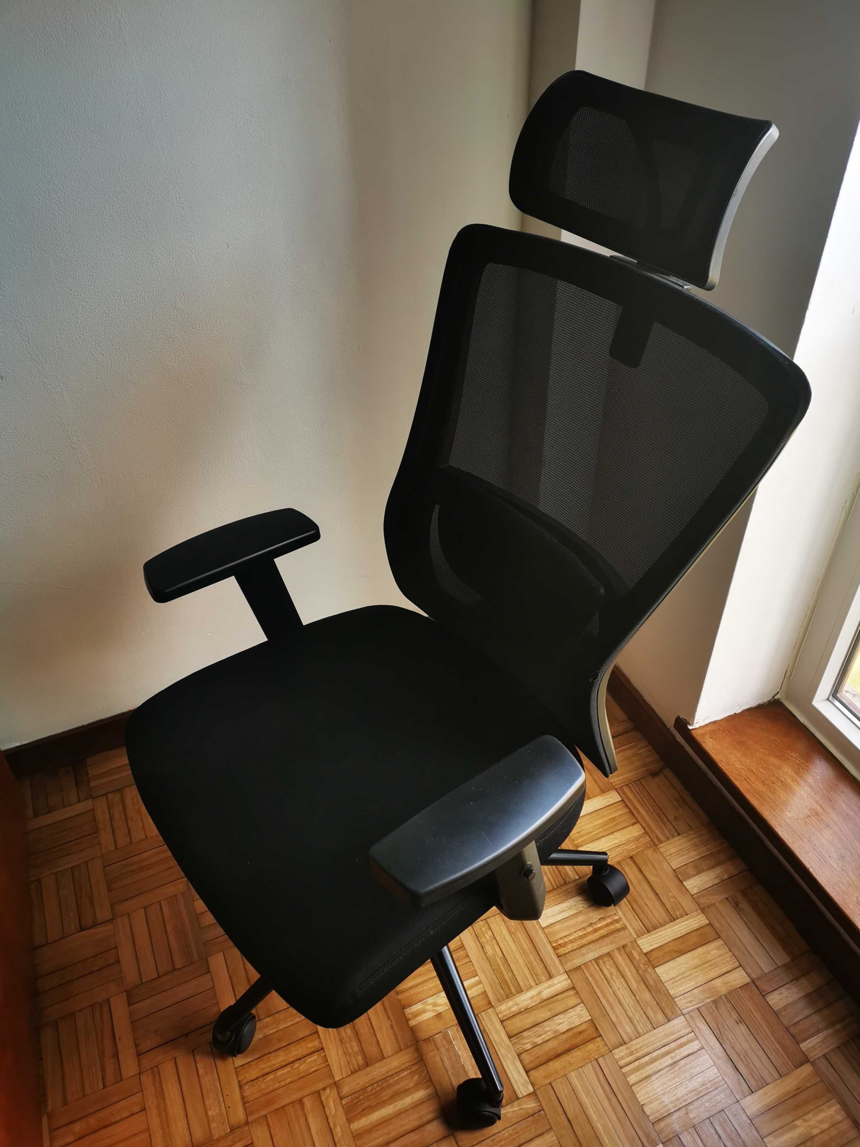 Cadeira de escritório ergonómica ajustável