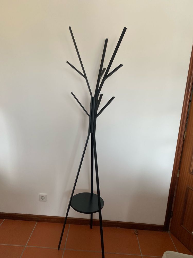 Cabide de pé preto