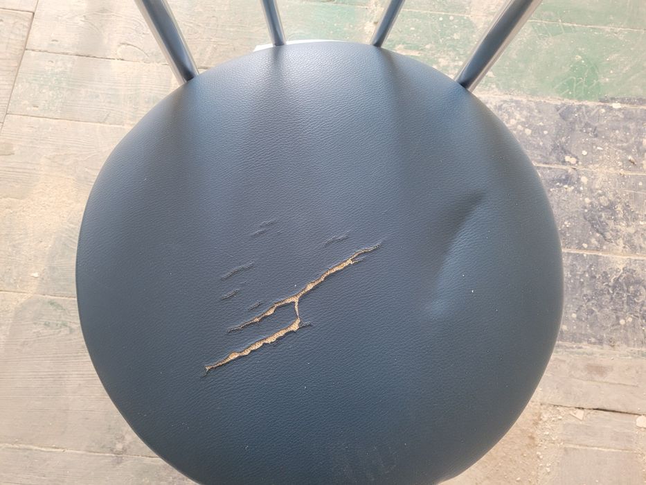 Krzesła metalowe z oparciem