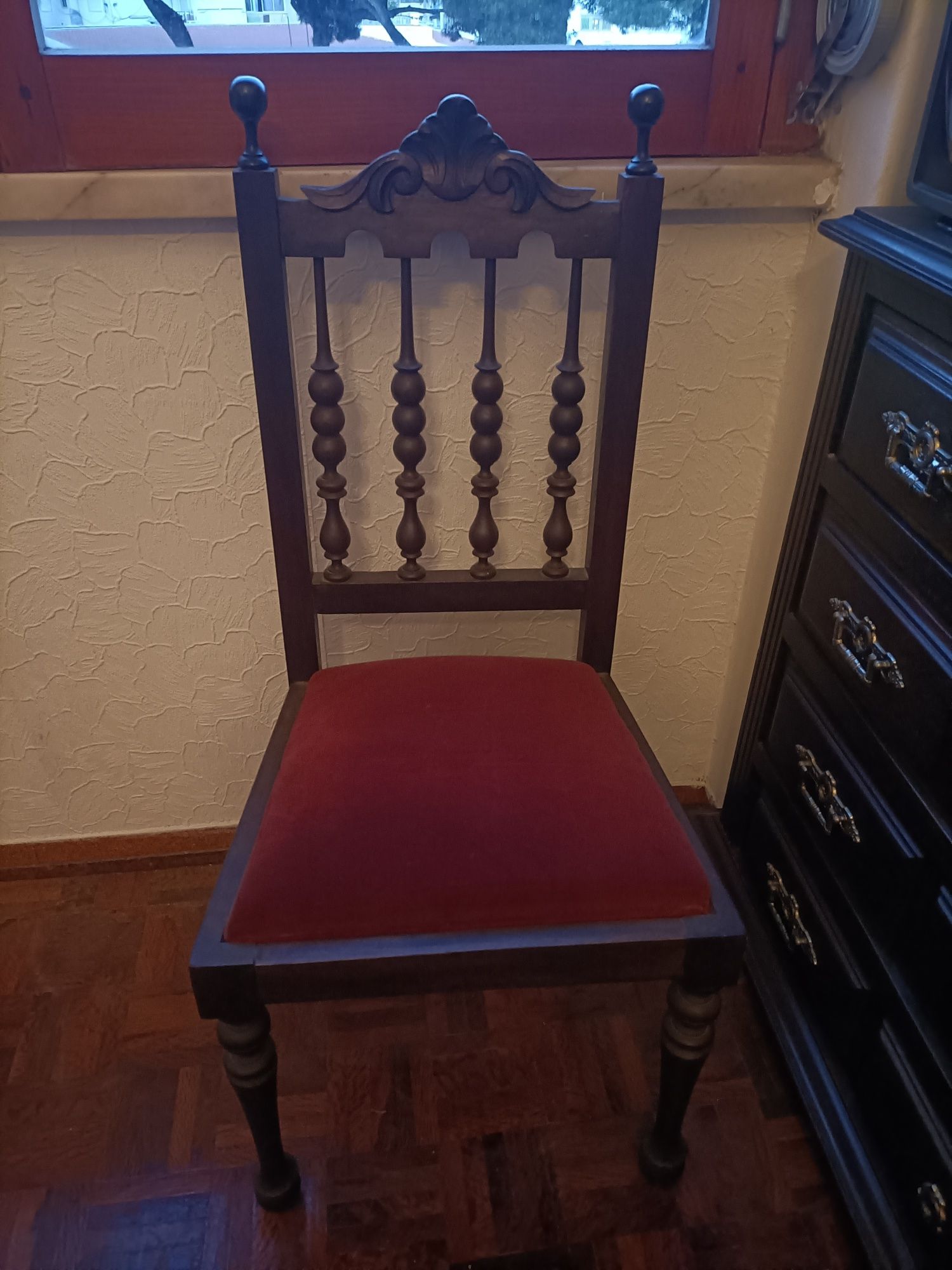 Cadeira de madeira e tecido
