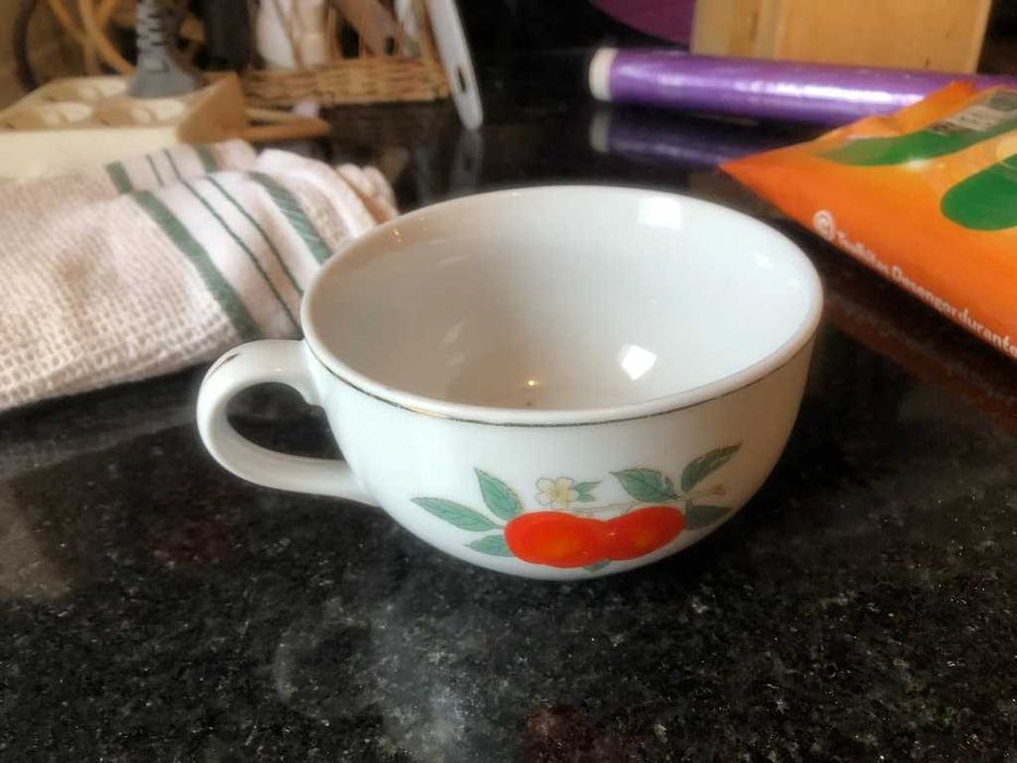 chavena com frutas vermelhas pintadas
