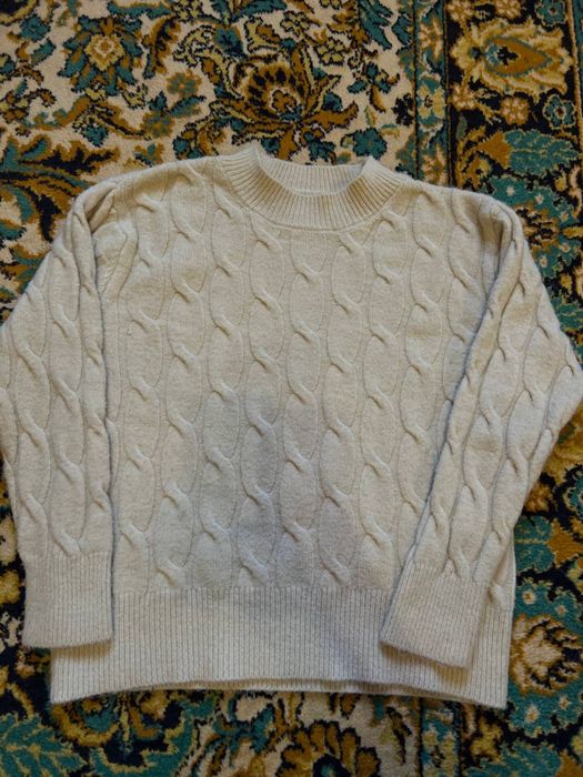 Светр на дівчину