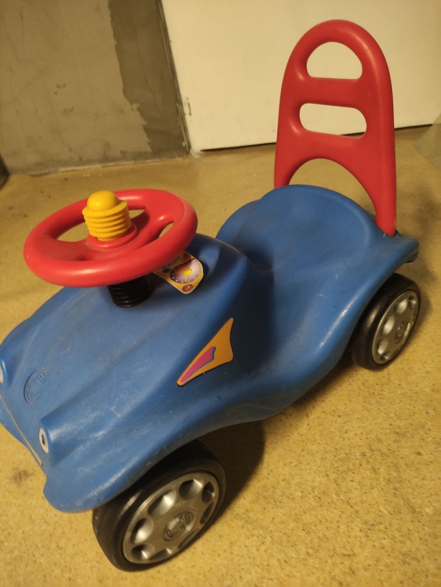 Jeździk pchacz dla dziecka samochód.