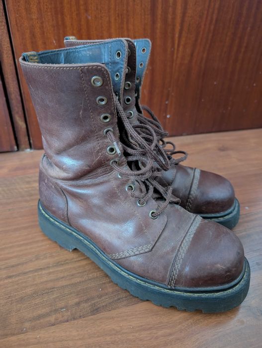 Botas tipo Dr.Martens castanhas.