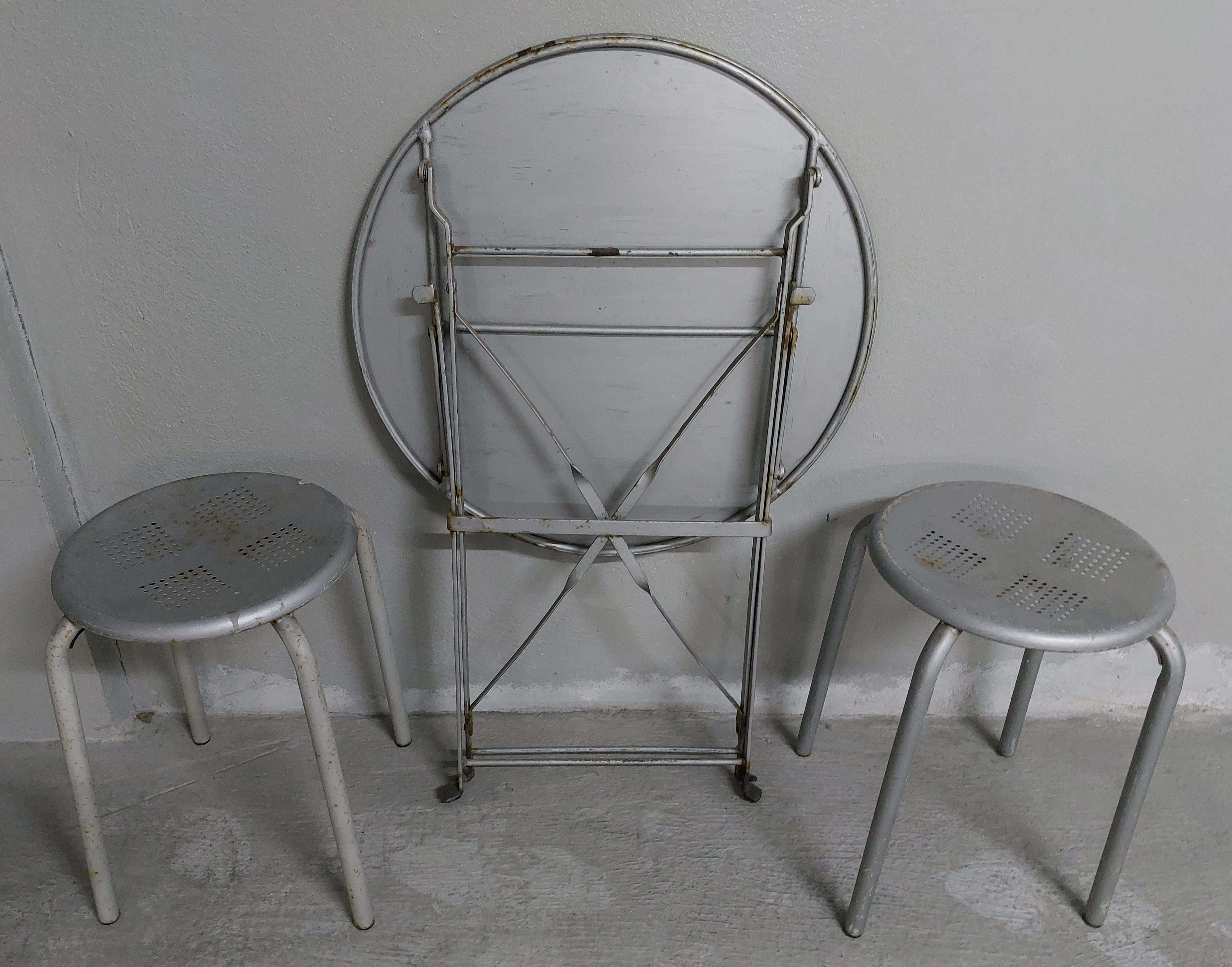Mesa metal de jardim (oferta 2 bancos)