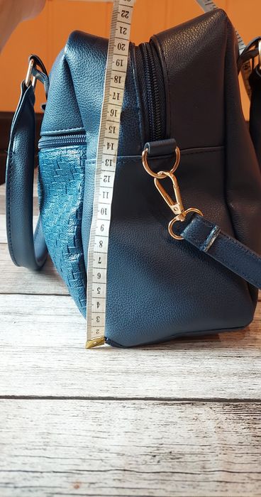 Granatowa torebka z rozsuwaną kieszenią