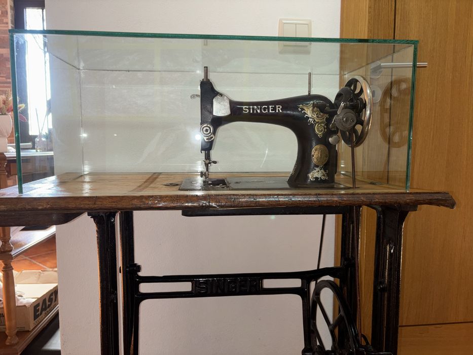 Máquina de costura Singer antiga