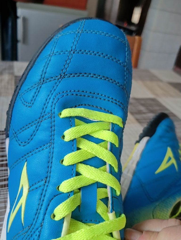 Sprzedam buty chłopięce sportowe