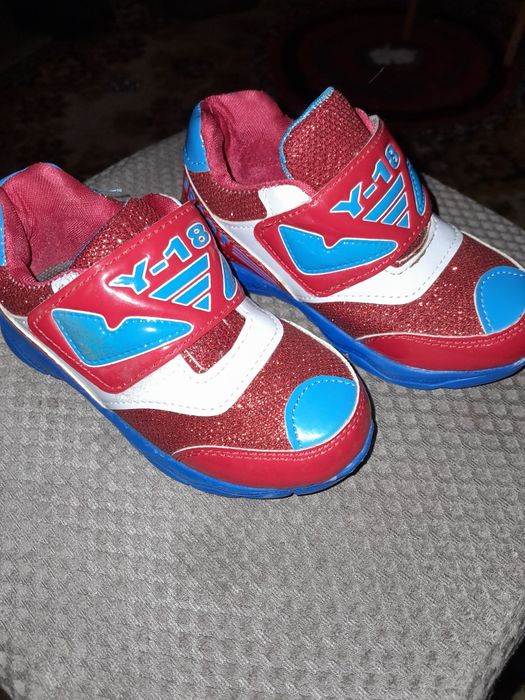 Продам нові кросівки,27 розмір!