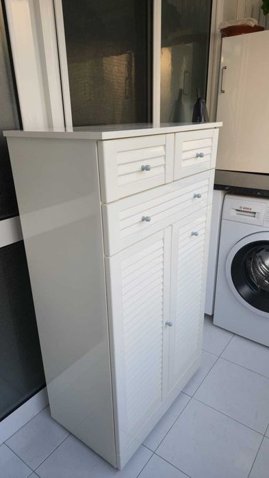 Armário branco lacado de apoio de lavandaria ou WC com TULHA