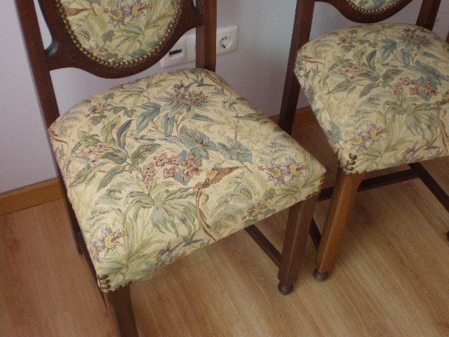 Duas cadeiras antigas tecido - anos 70 - tem 40 anos excelente estado