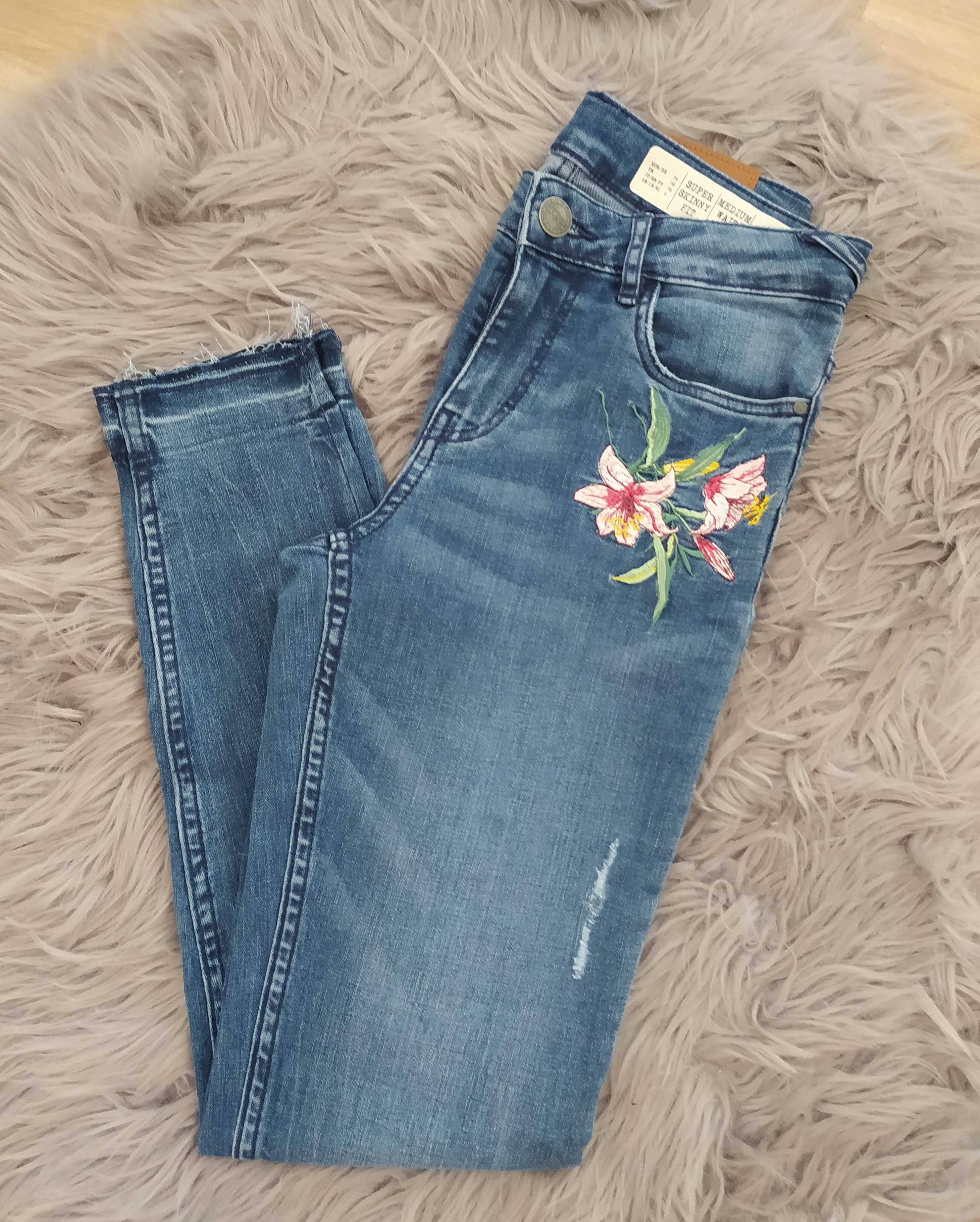 Spodnie jeansy Esmara róża kwiat super skinny fit medium waist rurki