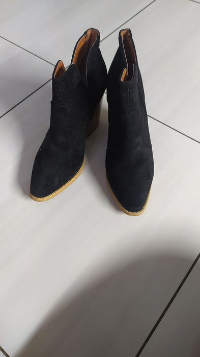 Sprzedam buty zamszowe