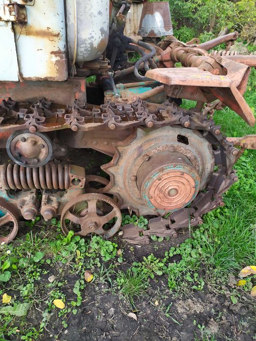 Трактор Т-150 гусеничний. Плуг окремо.