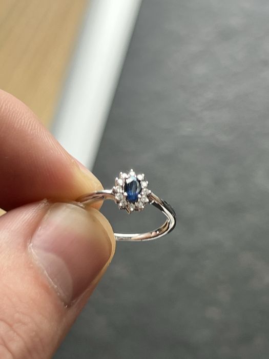 Pierscionek 13 szafir w białym zlocie i diamentach Jubitom