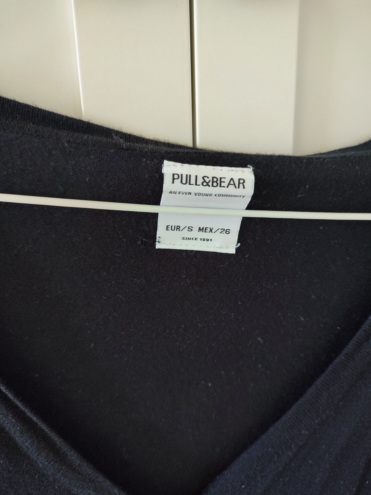 Sweterek czarny na guziczki Pull&Bear S