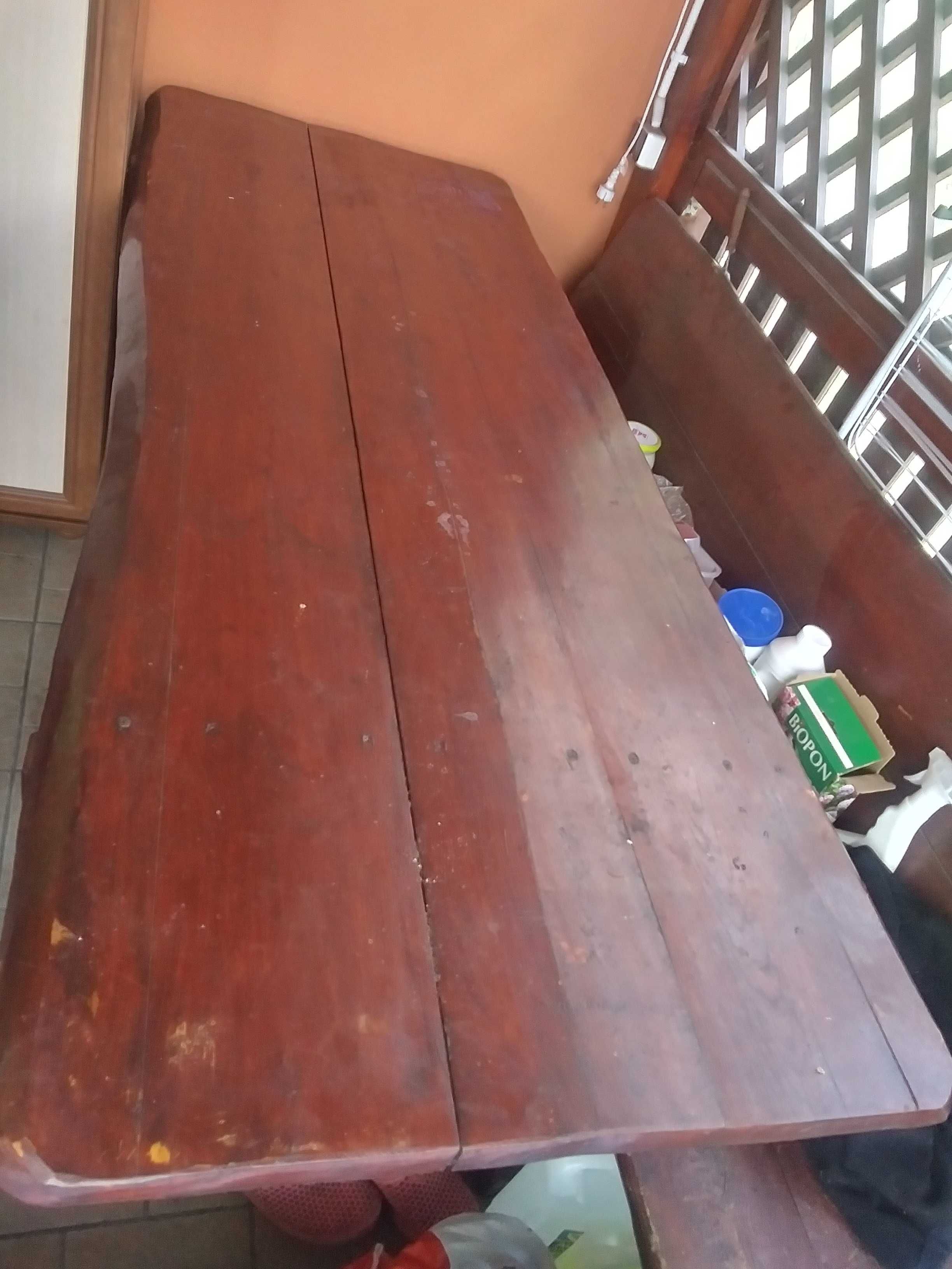 Stół i dwie duże ławy