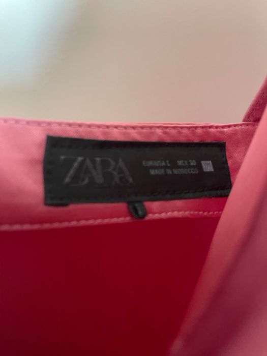 Vestido de manga comprida com decote assimétrico e detalhes em penas L