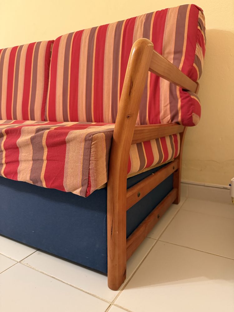 Sofa cama em tecido em madiera
