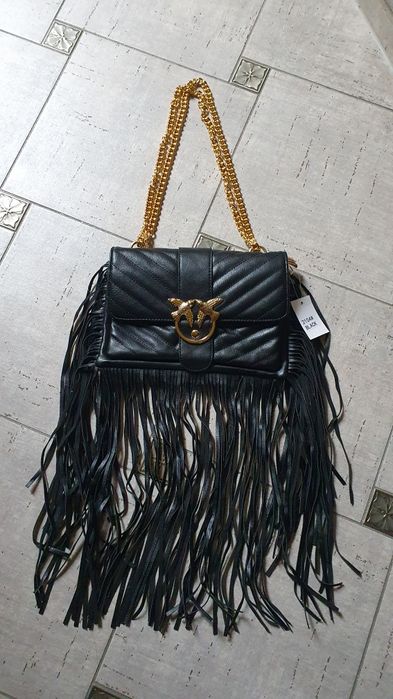 Czarna torebka frędzle złoty łańcuch elegancka