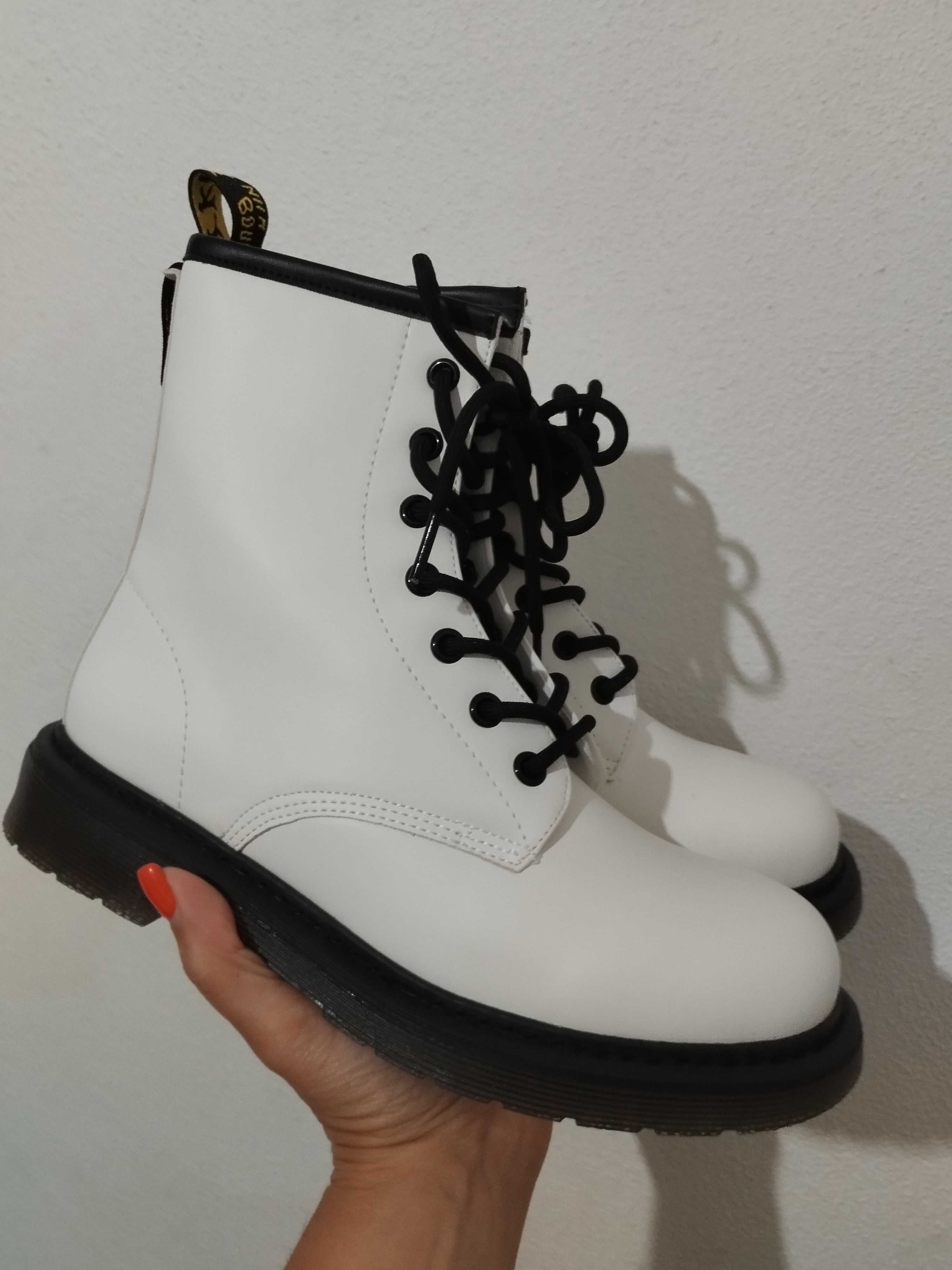 Botas militares brancas novas