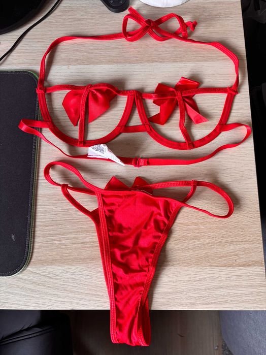 Conjunto de Lingerie Vermelha com Laços