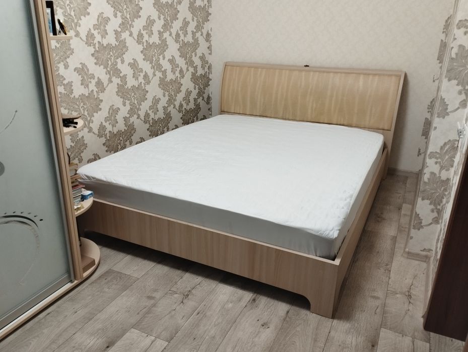 Кровать с матрасом