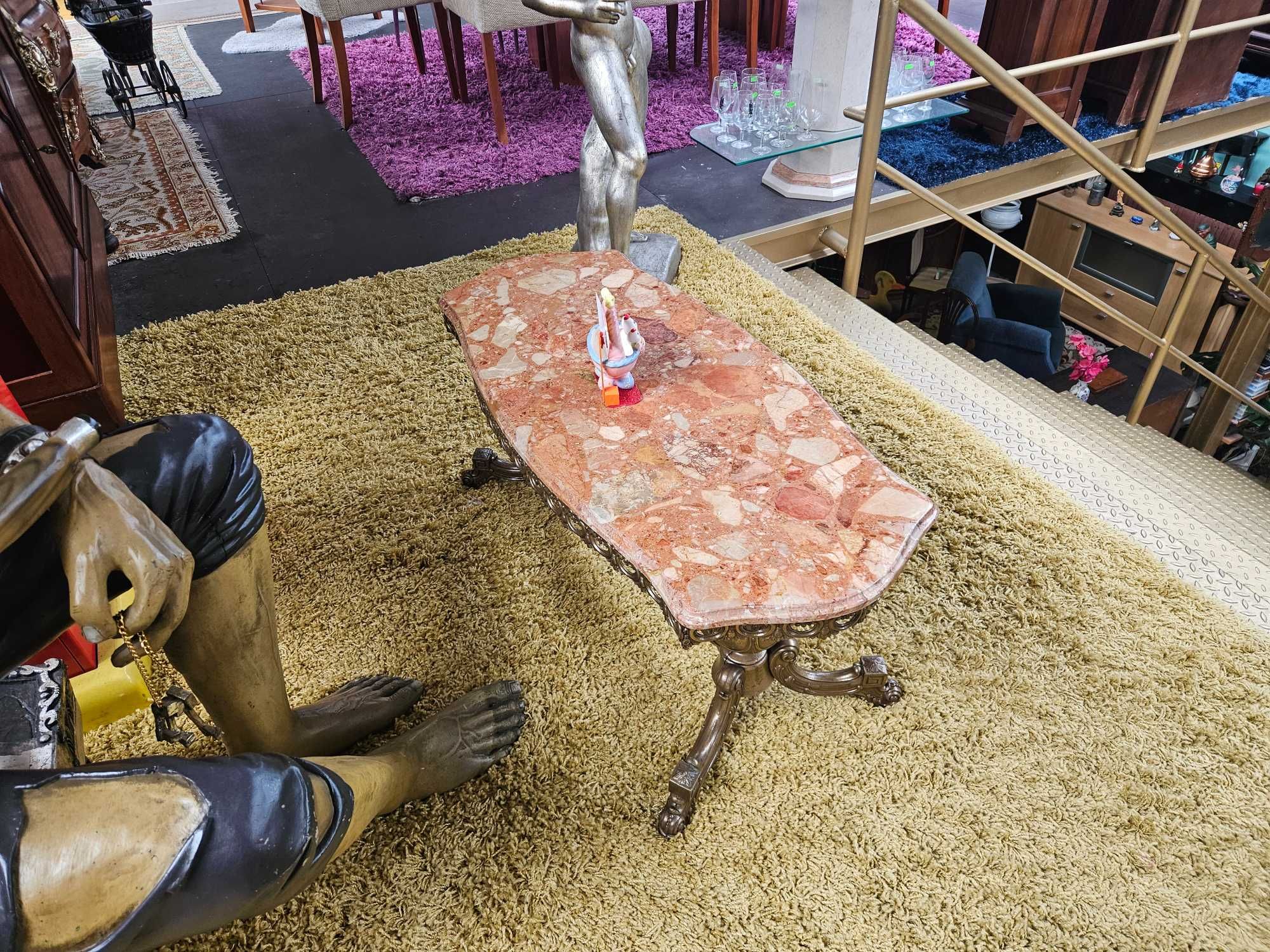 Mesa de centro com estrutura em latão e tampo em pedra - ópti