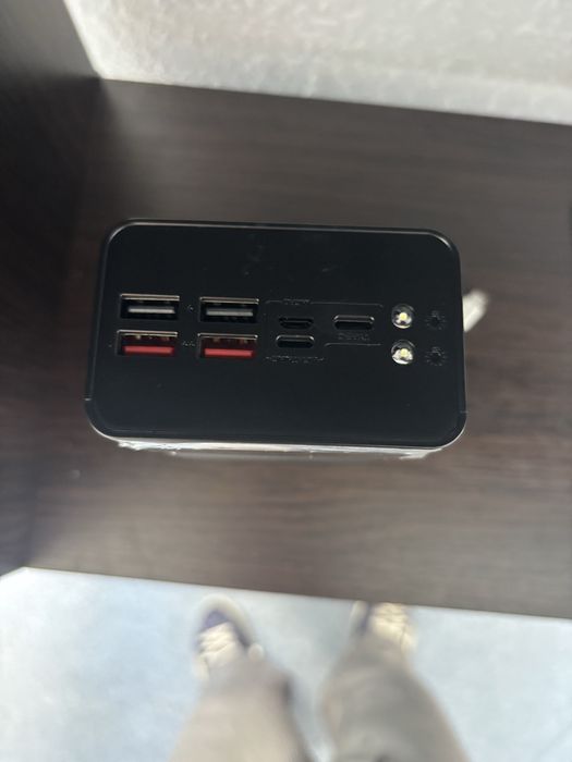 Power bank різних видів.